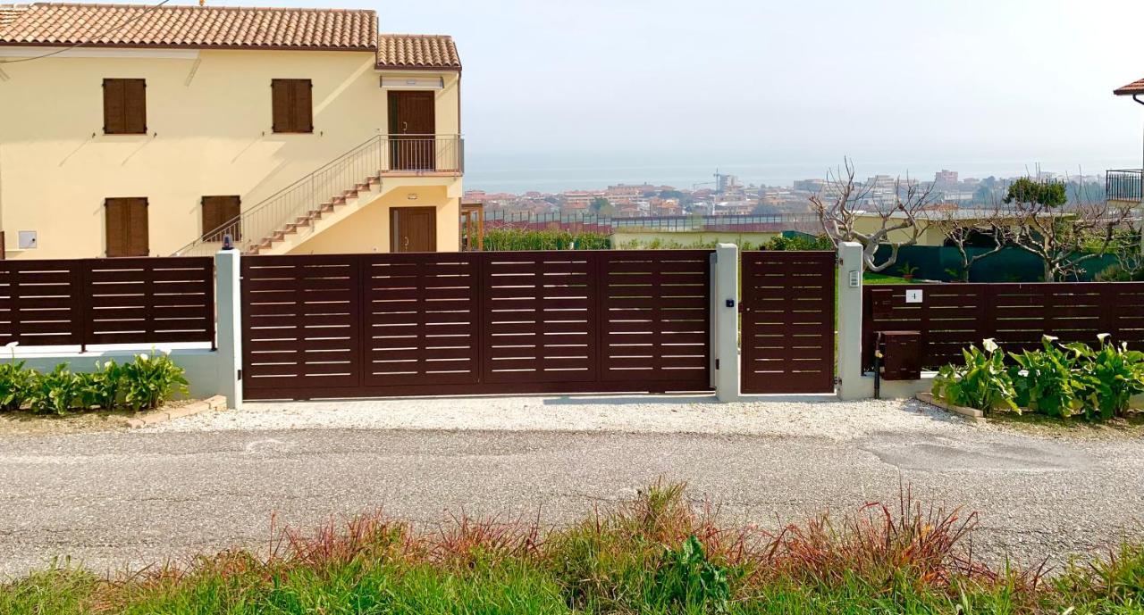 Casa Vacanze Con Vista Mare E Giardino - Amanecer Марзока ди Сенигалия Екстериор снимка